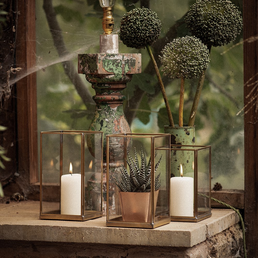 Simple terrarium / tealight holder with tray base