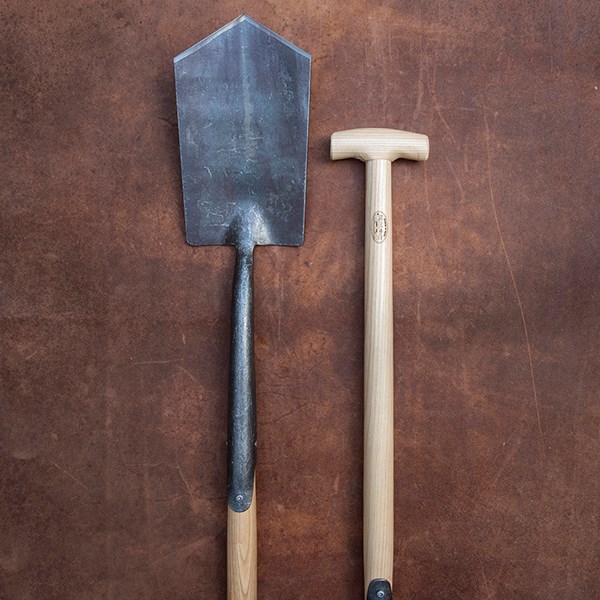 DeWit English pointed spade ash T handle