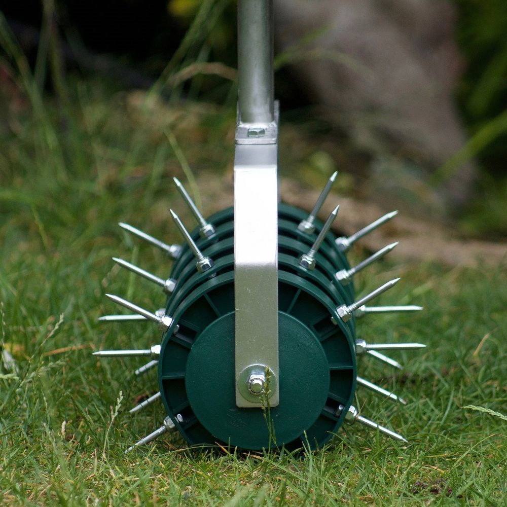 Rolling lawn aerator