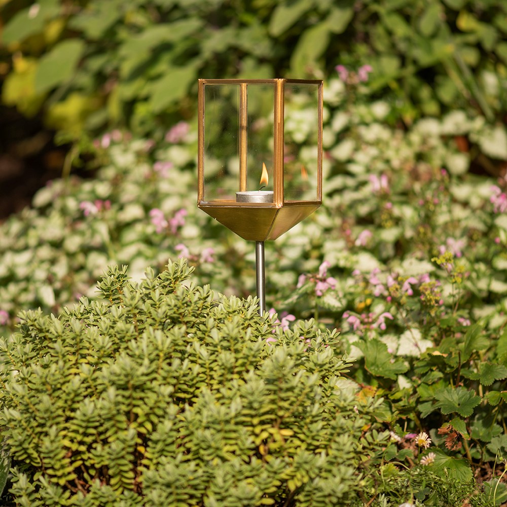 Low stake tealight lantern