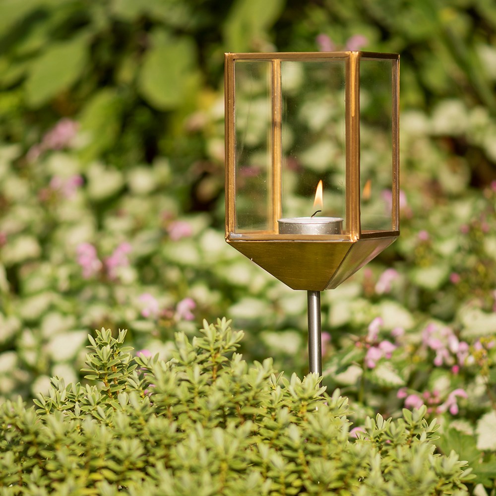 Low stake tealight lantern