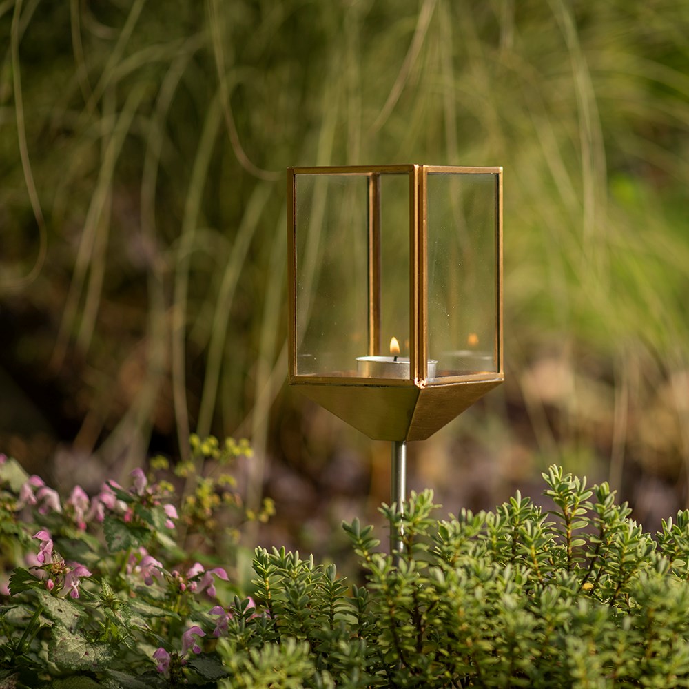 Low stake tealight lantern