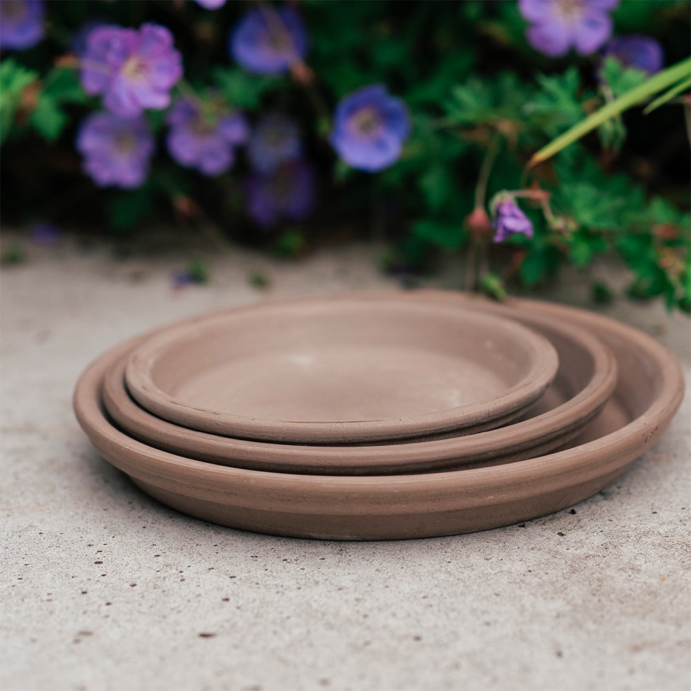 Water-resistant Italian terracotta saucer - grey 