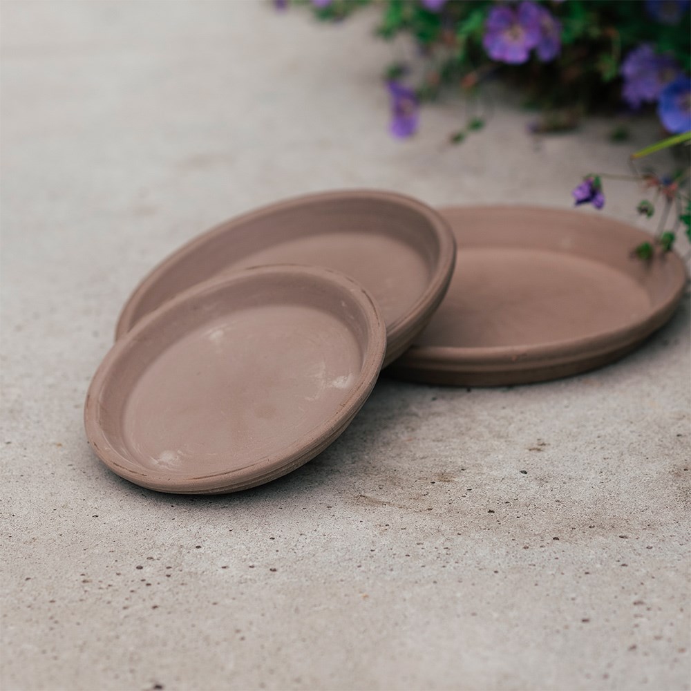 Water-resistant Italian terracotta saucer - grey 