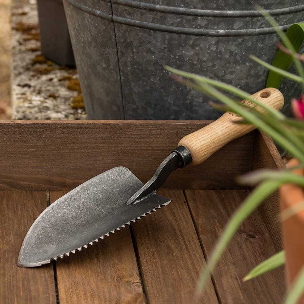 DeWit serrated edge trowel