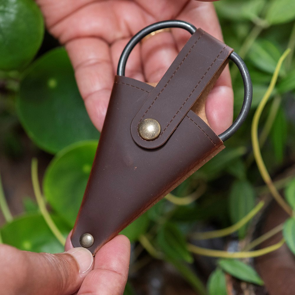 Small steel scissors with leather pouch