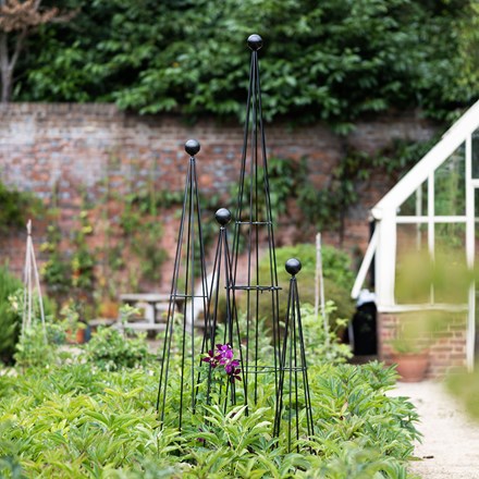 Obelisk with large ball top - black