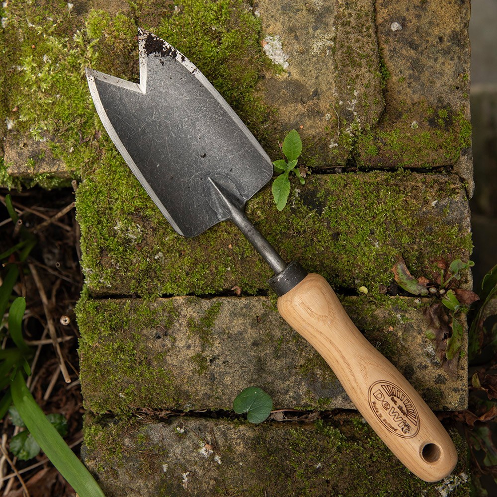 DeWit V cutting trowel