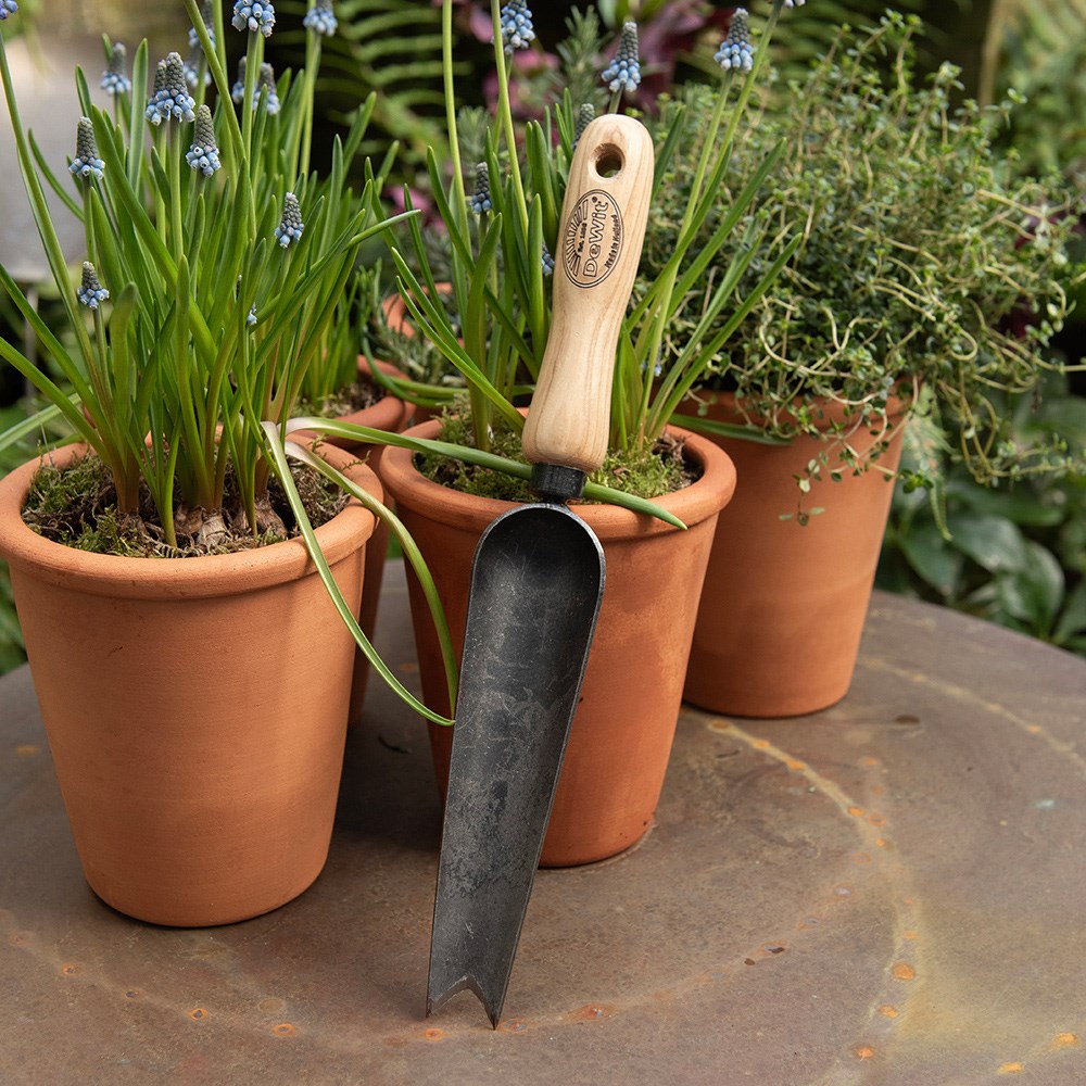 DeWit long V cut trowel