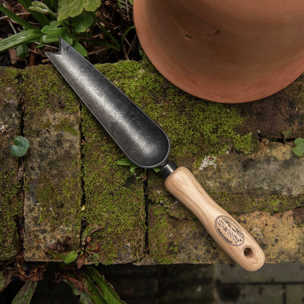 DeWit long V cut trowel