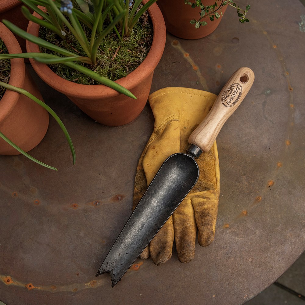 DeWit long V cut trowel