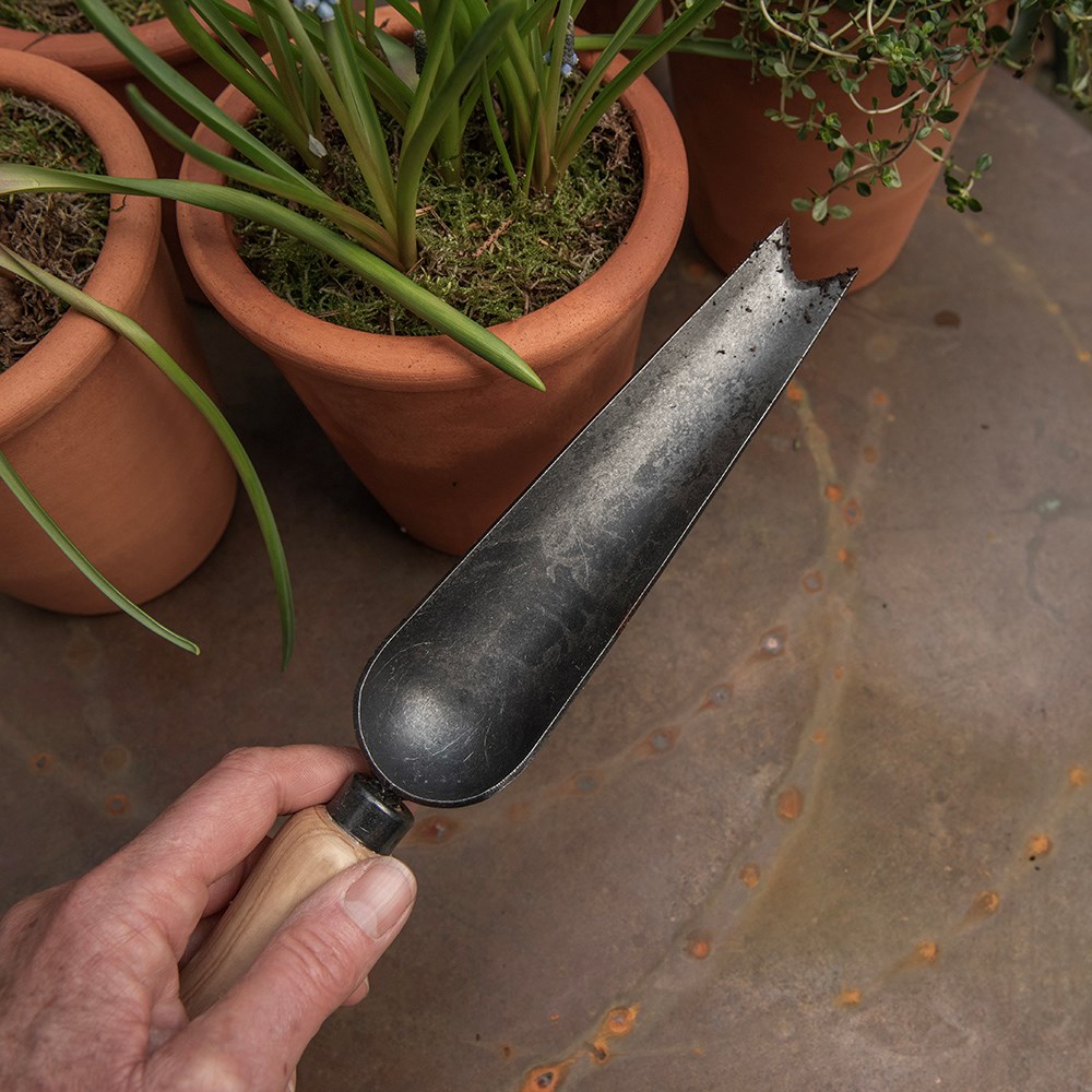 DeWit long V cut trowel