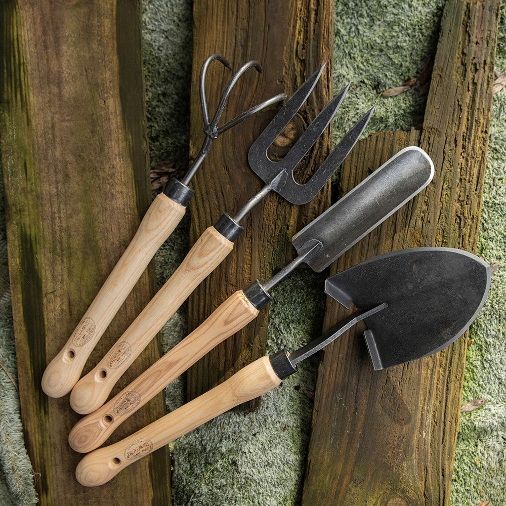 DeWit hand 3 tine cultivator - 25cm ash handle