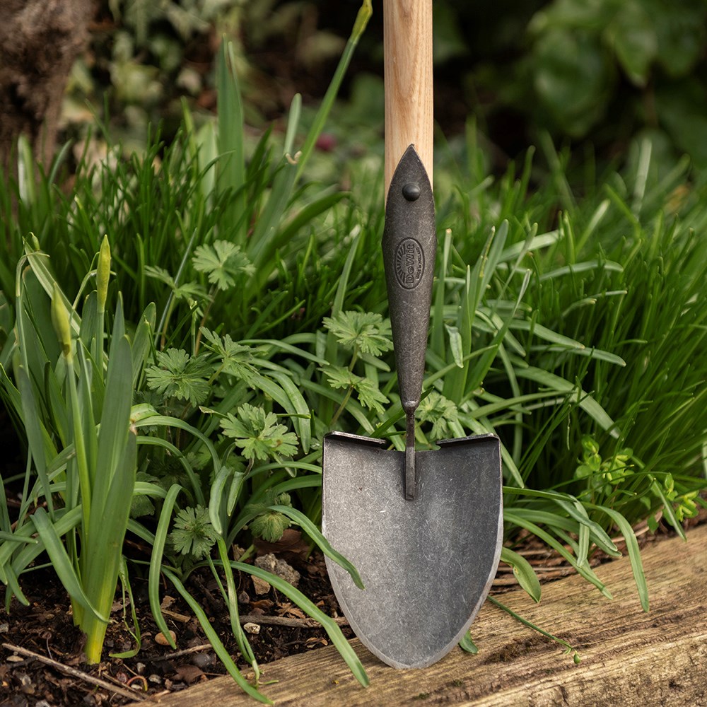 DeWit shovel - long handle