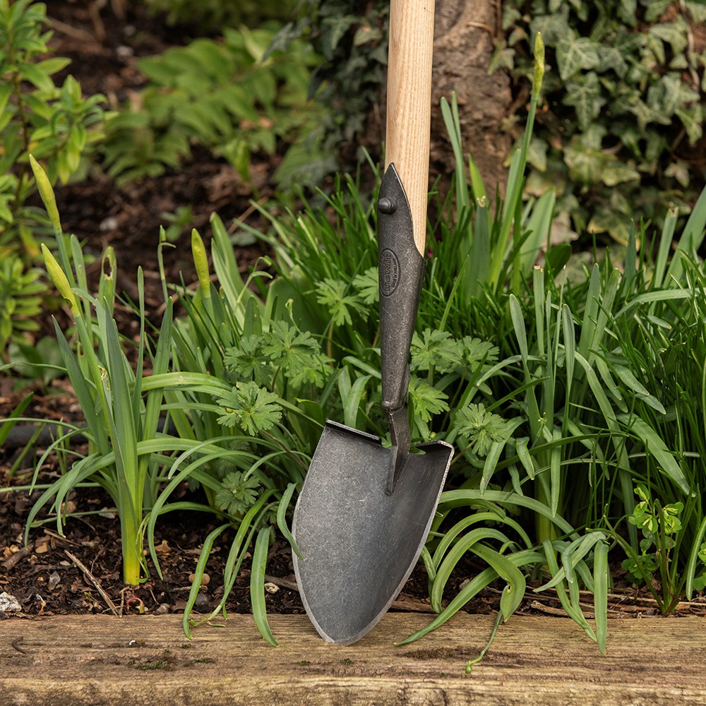 DeWit shovel - long handle