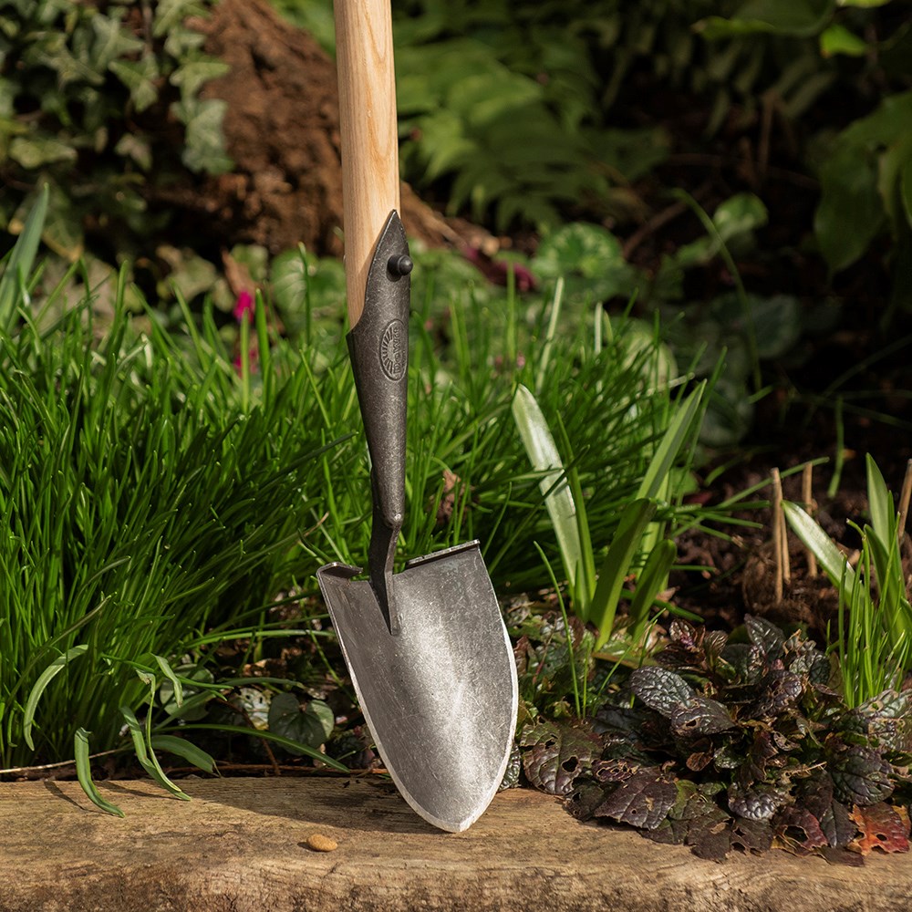 DeWit shovel - long handle