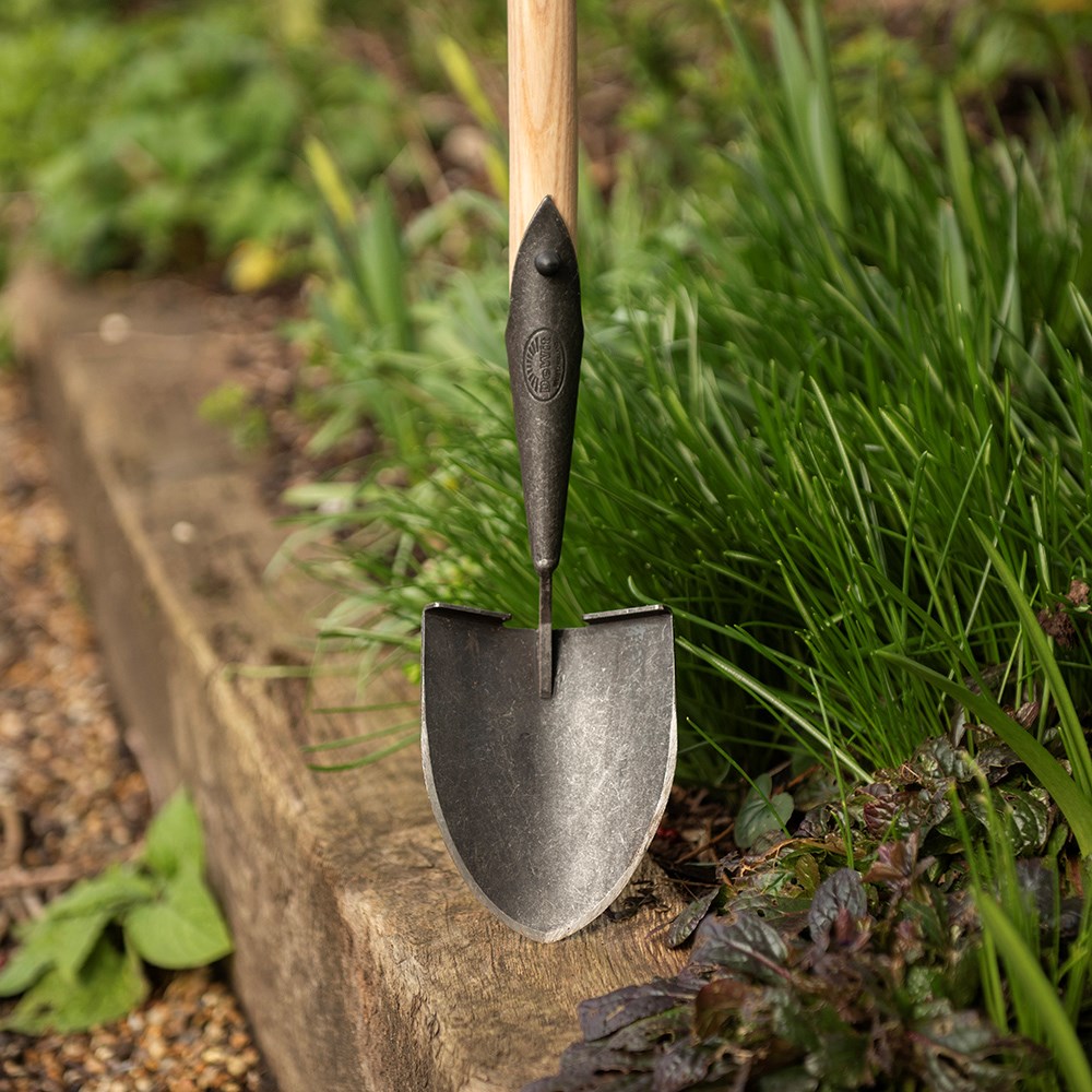 DeWit shovel - long handle