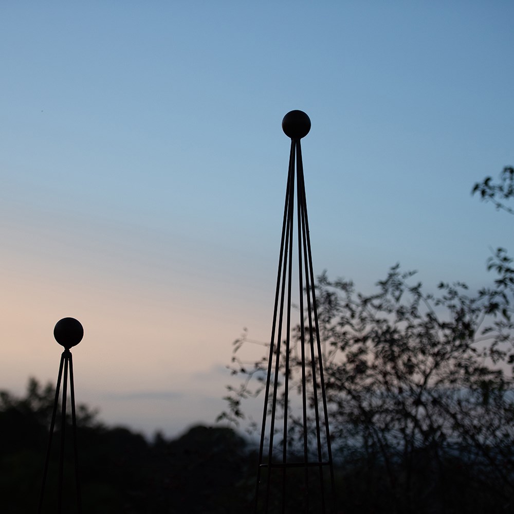 Obelisk with large ball top - rust