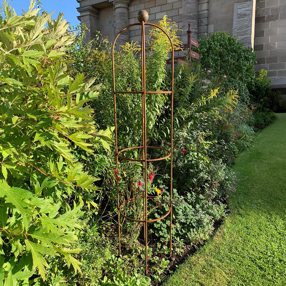Round obelisk with large ball top - rust