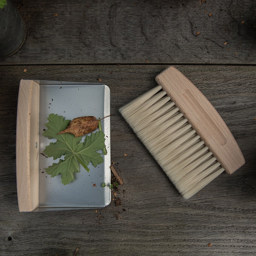 Table dustpan & brush