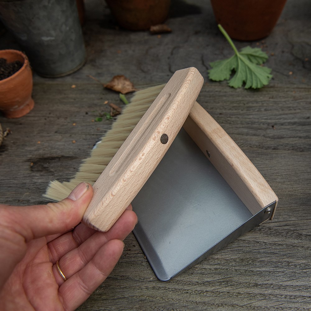 Table dustpan & brush