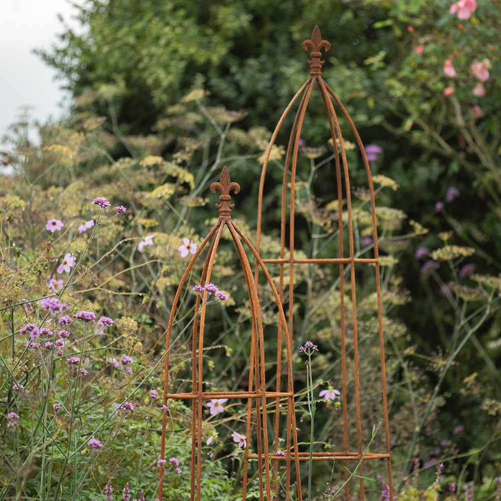 Traditional obelisk - rust