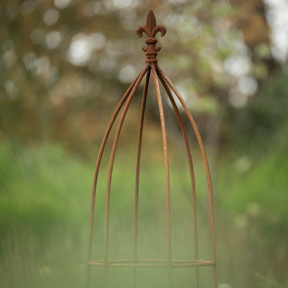 Traditional obelisk - rust
