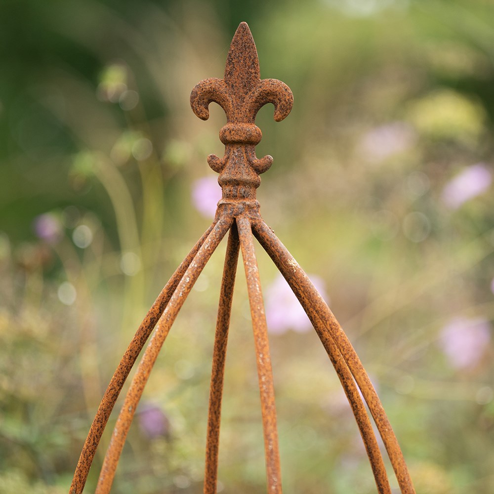 Traditional obelisk - rust