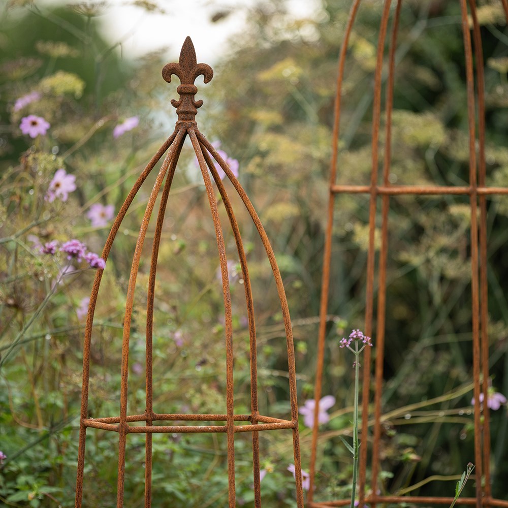 Traditional obelisk - rust