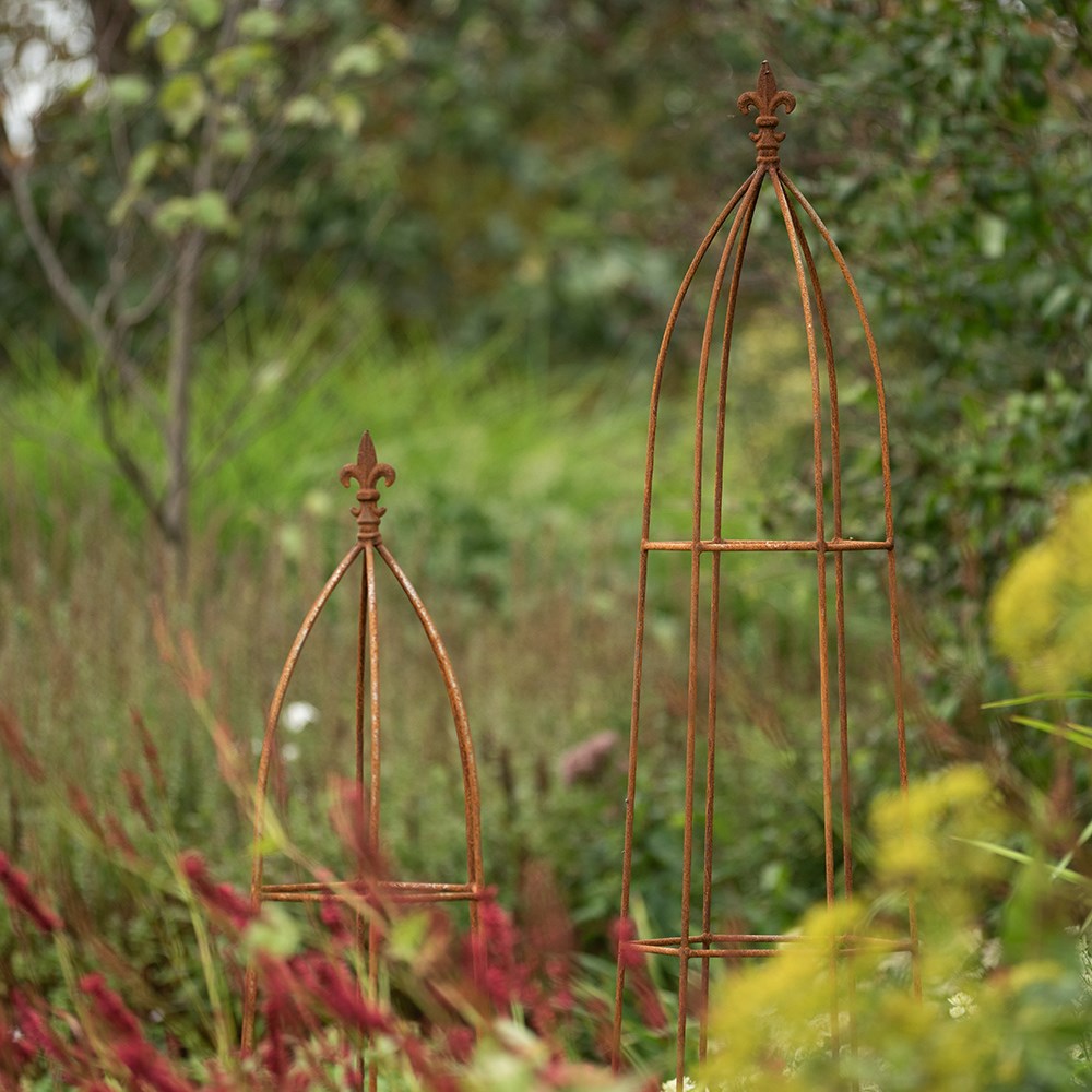 Traditional obelisk - rust