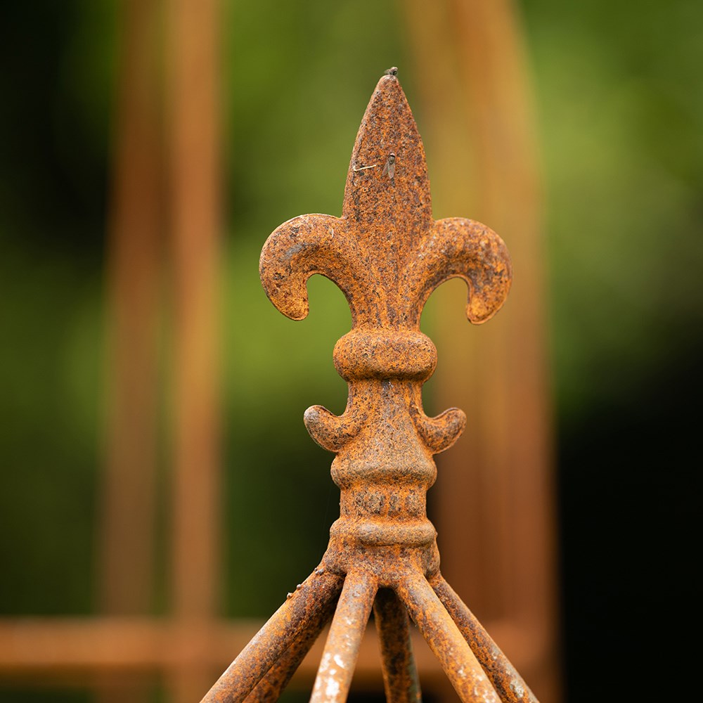 Traditional obelisk - rust