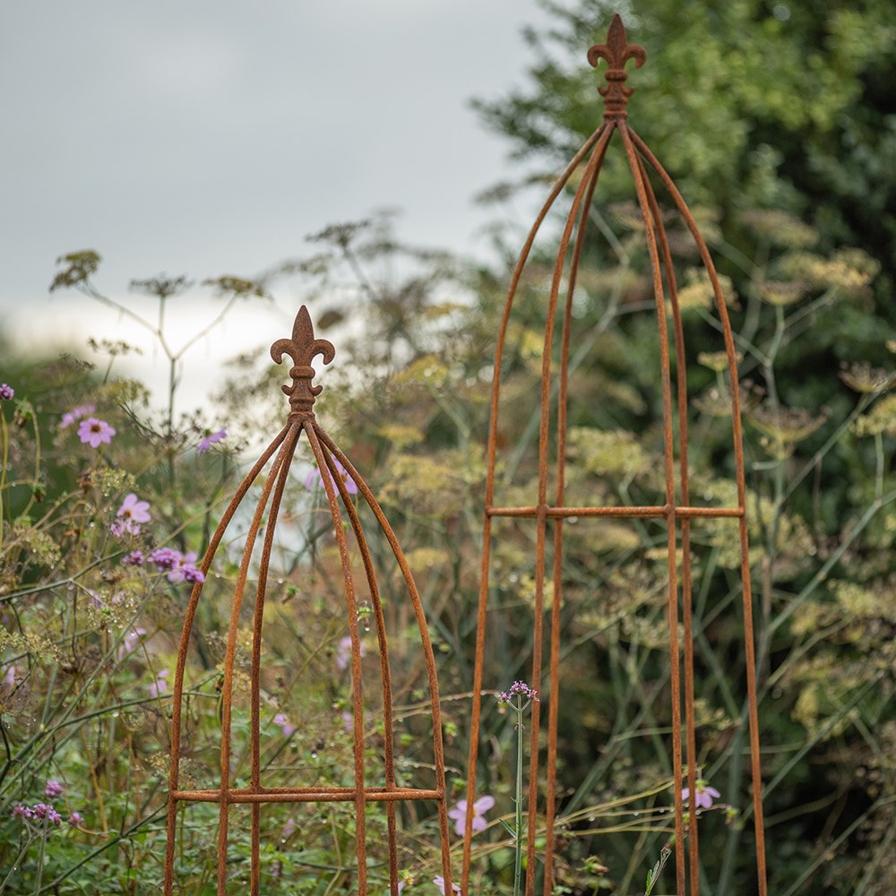 Traditional obelisk - rust