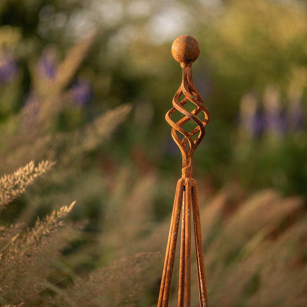 Elegant garden obelisk - rust
