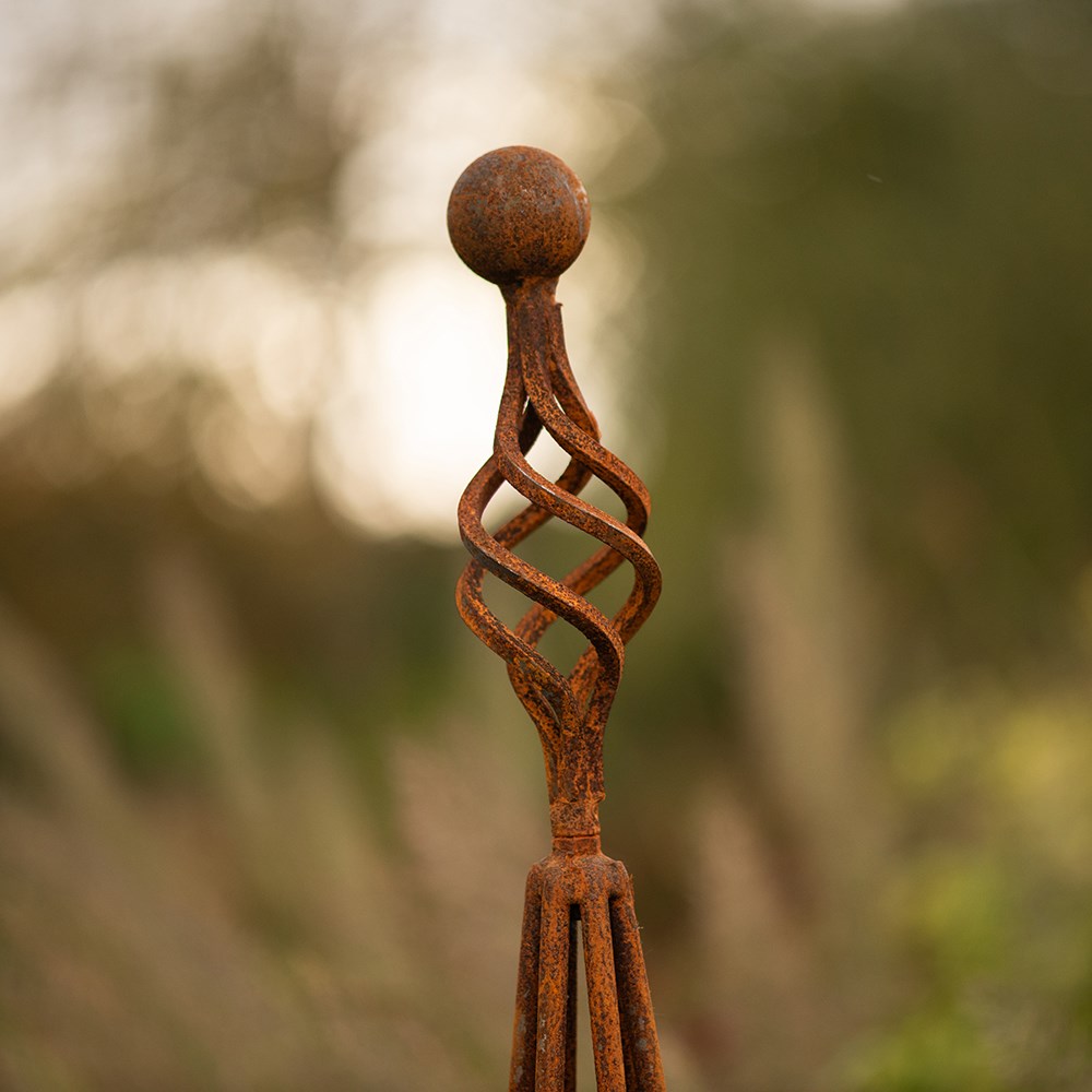 Elegant garden obelisk - rust