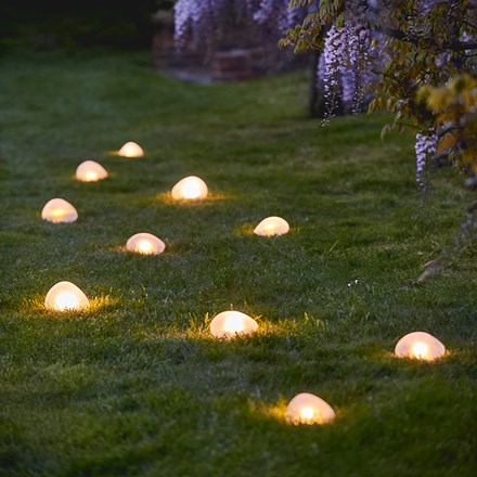 Solar pebble light