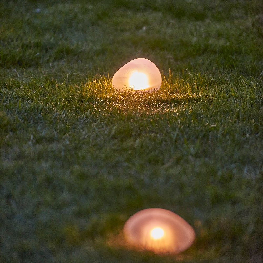 Solar pebble light