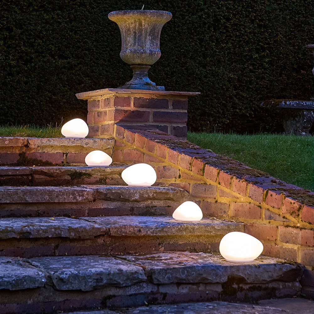 Solar pebble light