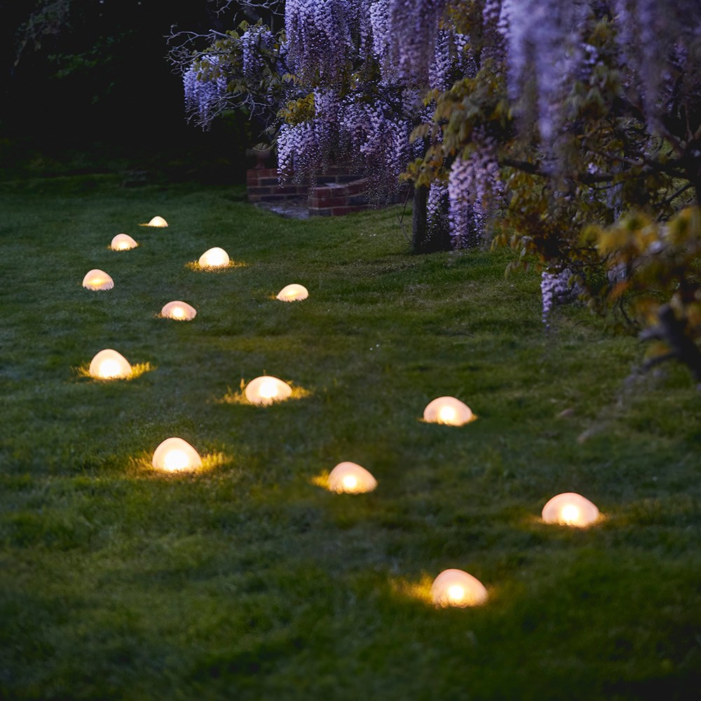 Solar pebble light