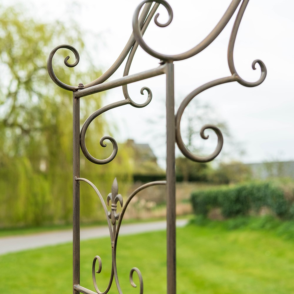 Fleur de lys arch - rust