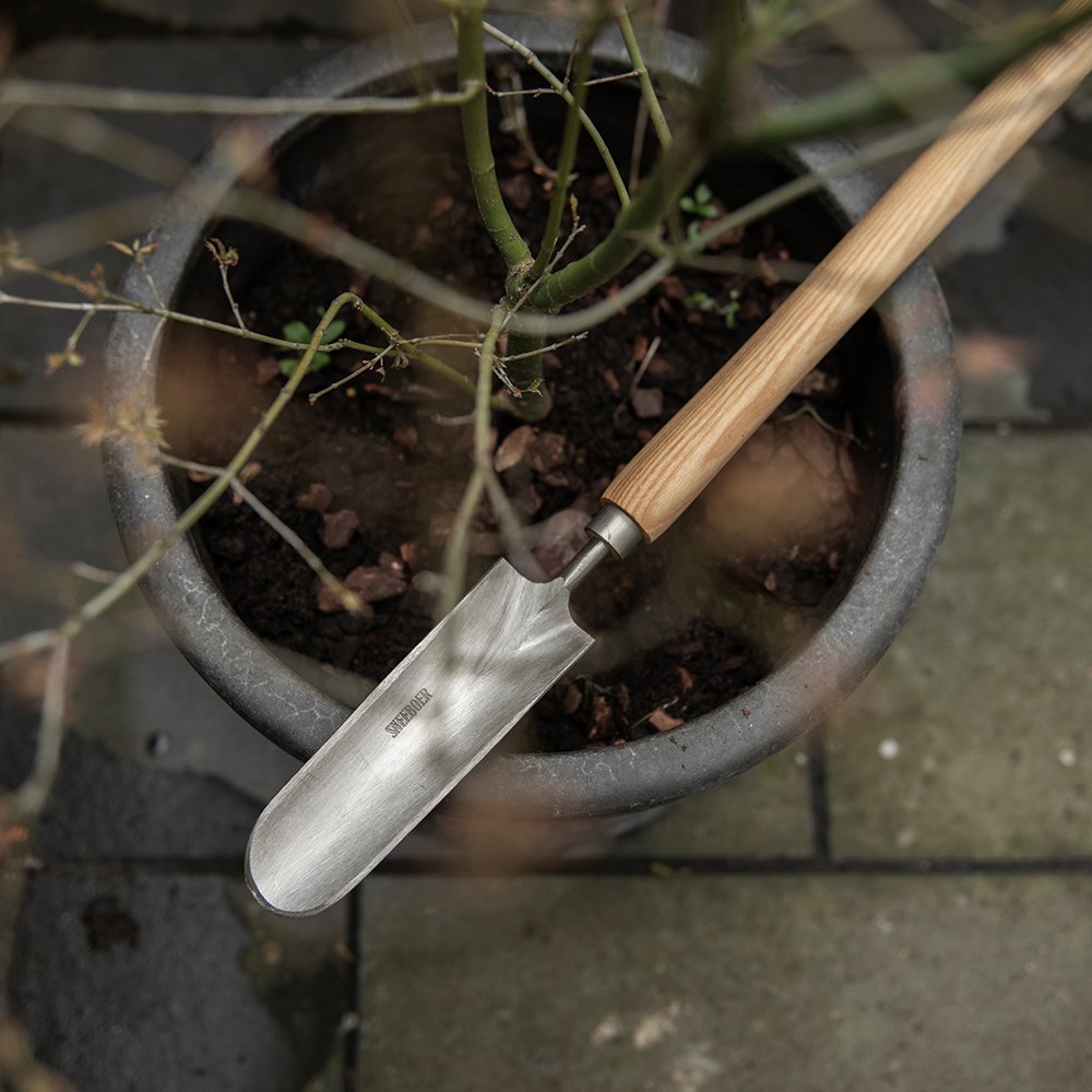Sneeboer great dixter trowel with long handle