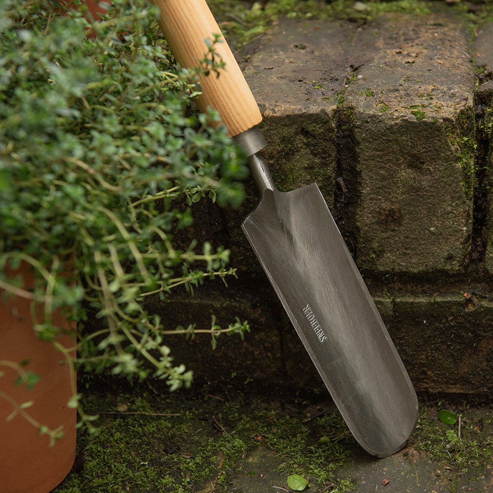 Sneeboer great dixter trowel with long handle