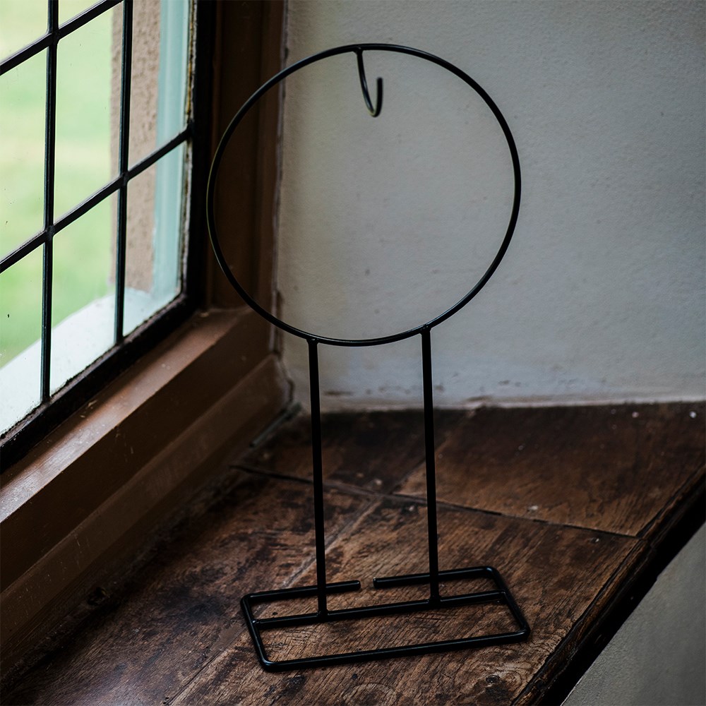 Standing metal wreath hanger