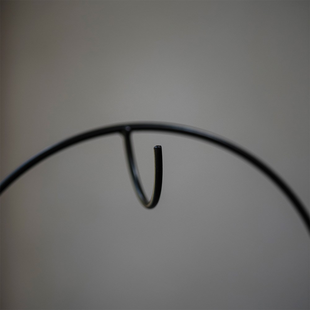 Standing metal wreath hanger