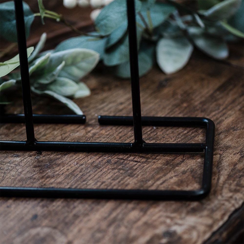Standing metal wreath hanger