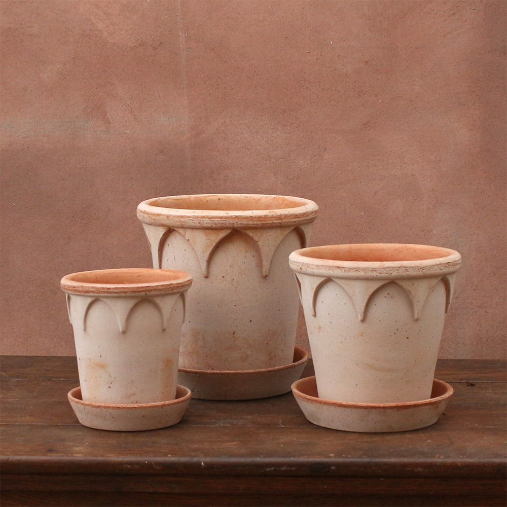 Bergs gothic arch design tapered plant pot with saucer - terracotta