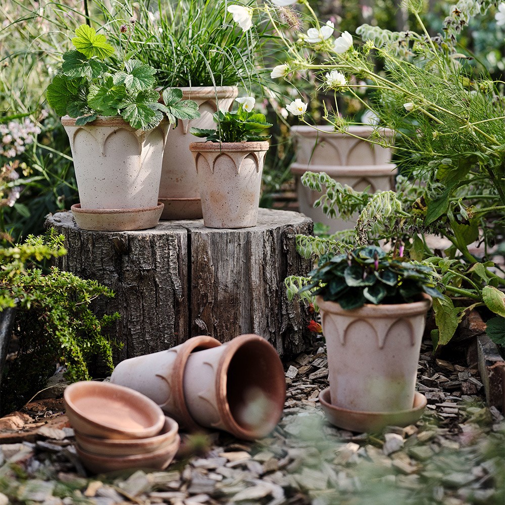 Bergs gothic arch design tapered plant pot with saucer - terracotta