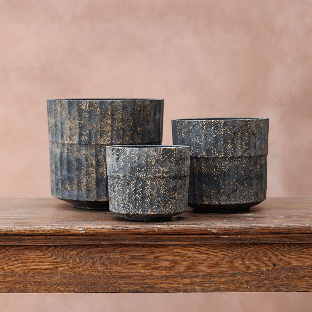 Rustic ribbed plant pot - dark grey