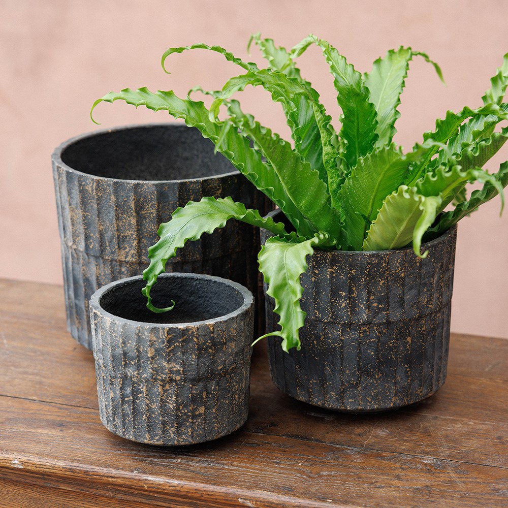 Rustic ribbed plant pot - dark grey