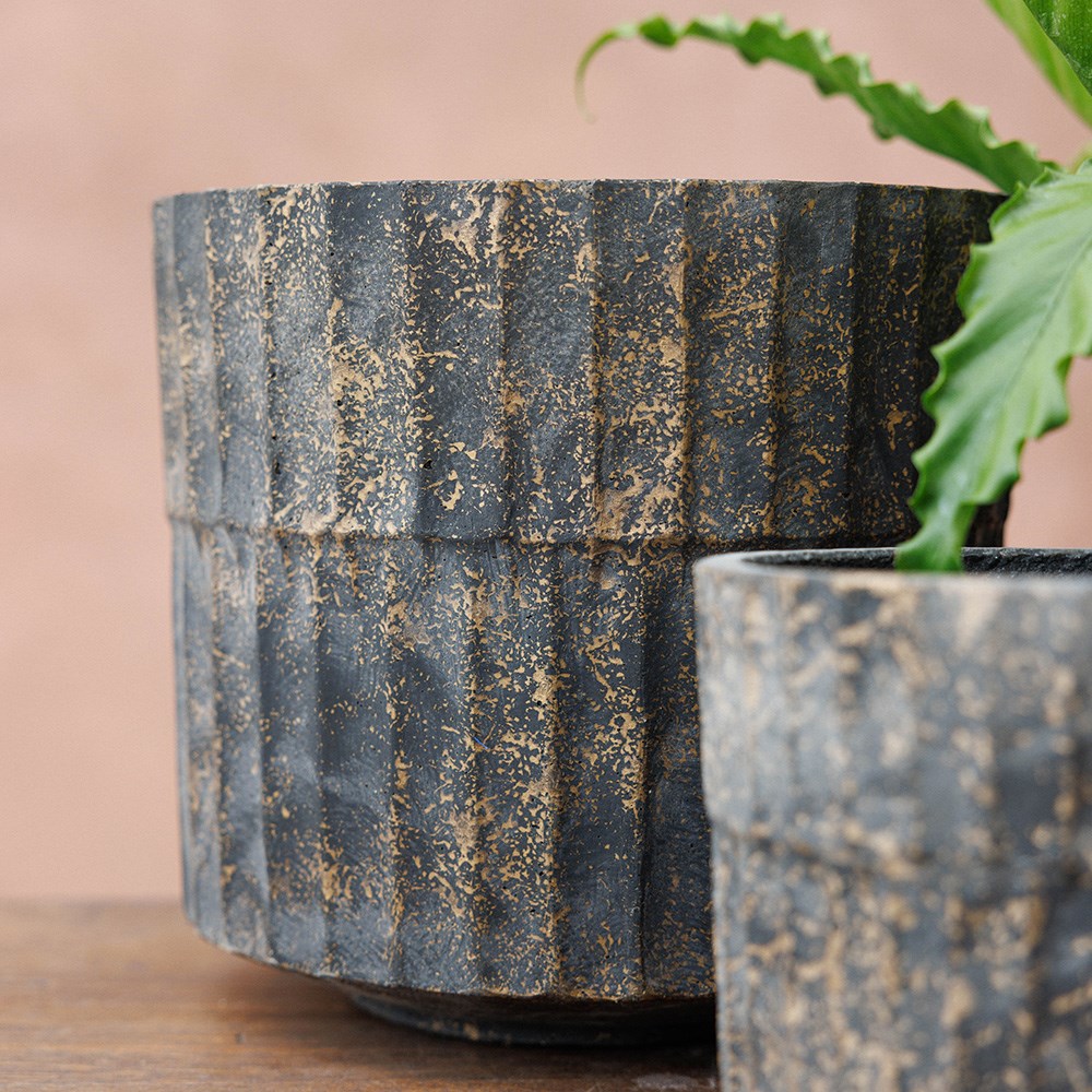 Rustic ribbed plant pot - dark grey