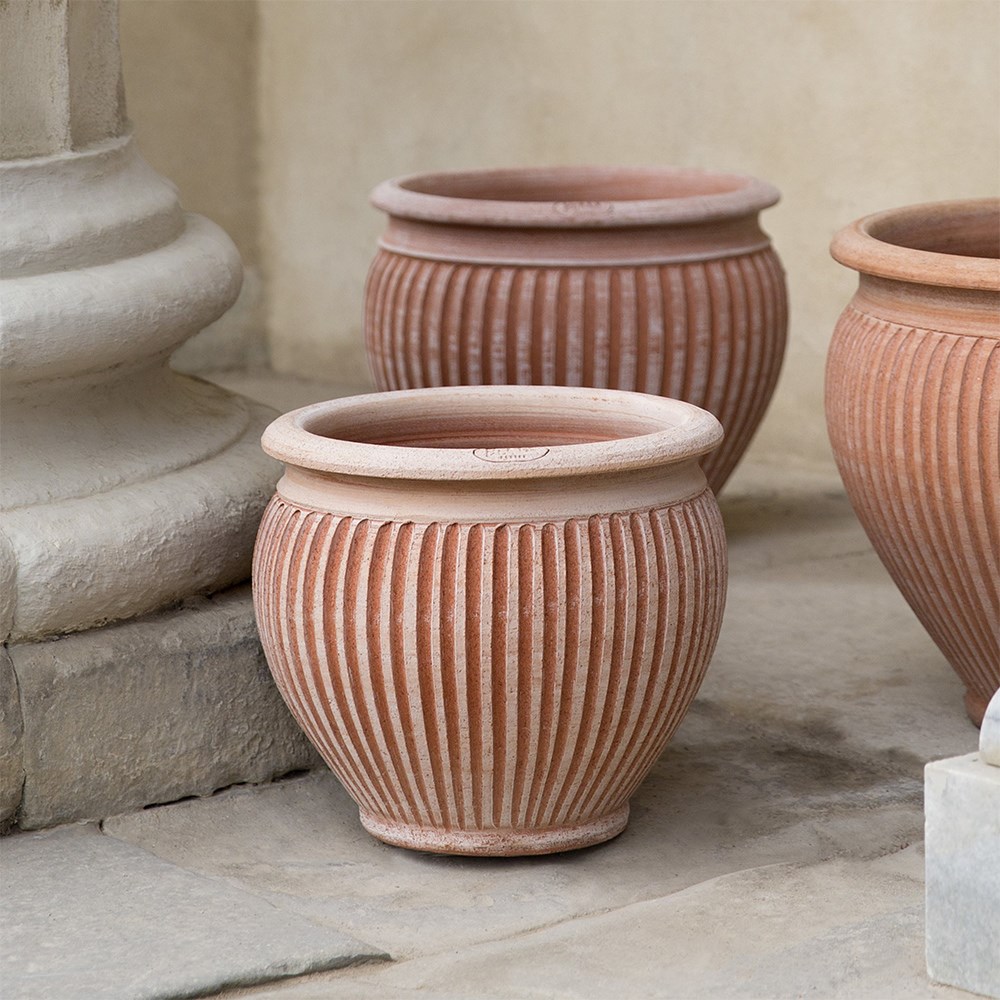 Bergs curved ribbed terracotta pot